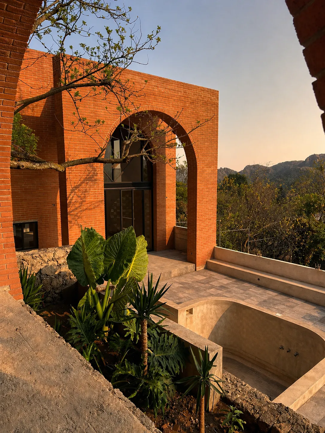 Arco de ladrillo con Tepozteco al fondo