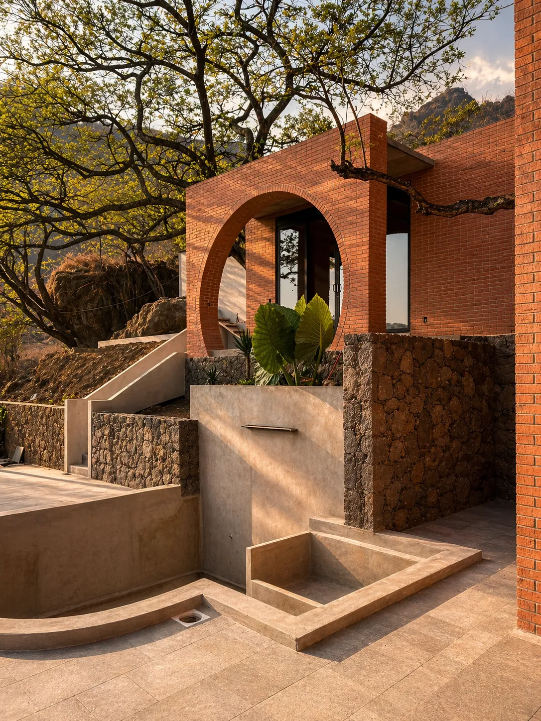 Arco monumental de ladrillo con vista directa al Tepozteco — Tierra Viva